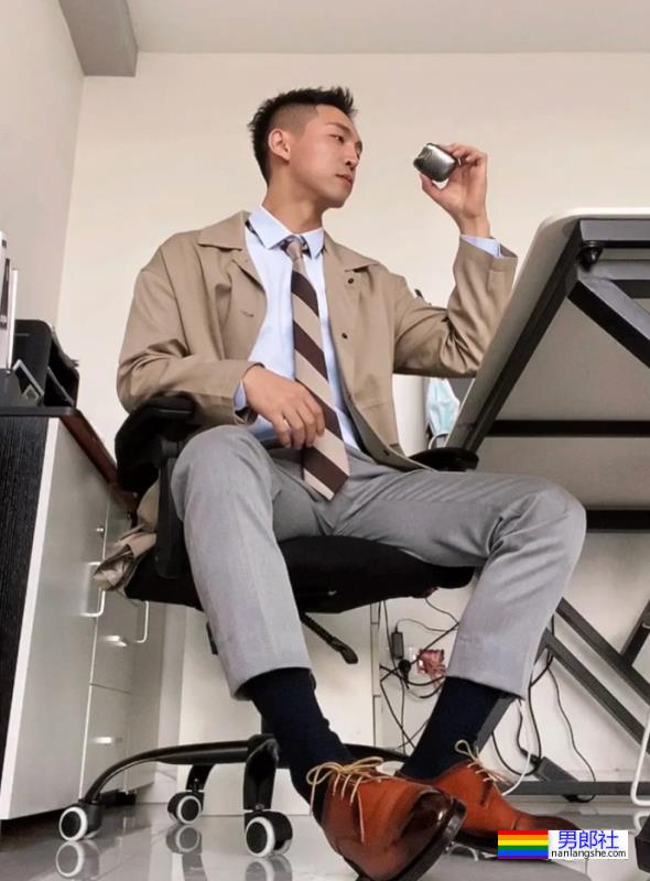 穿正装湿身的重庆帅哥找到了！说他奔4你敢信吗？ - 51虹马