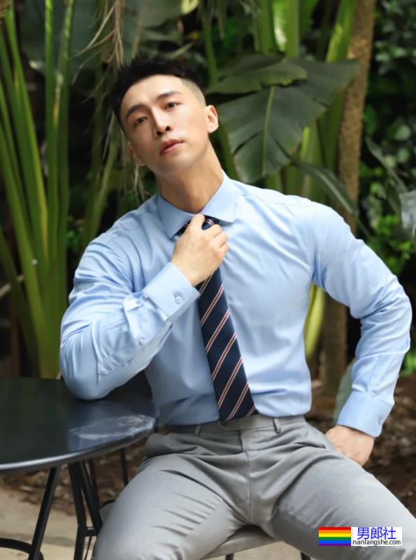 穿正装湿身的重庆帅哥找到了！说他奔4你敢信吗？ - 51虹马