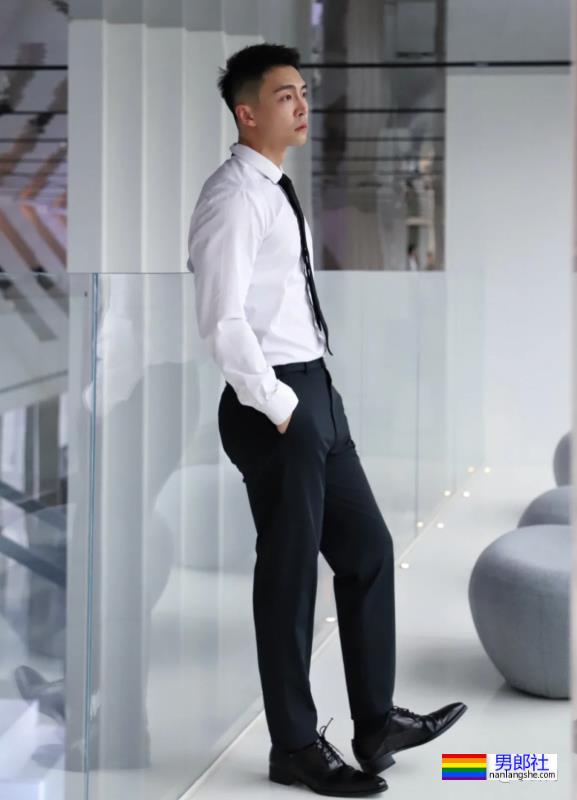 穿正装湿身的重庆帅哥找到了！说他奔4你敢信吗？ - 51虹马