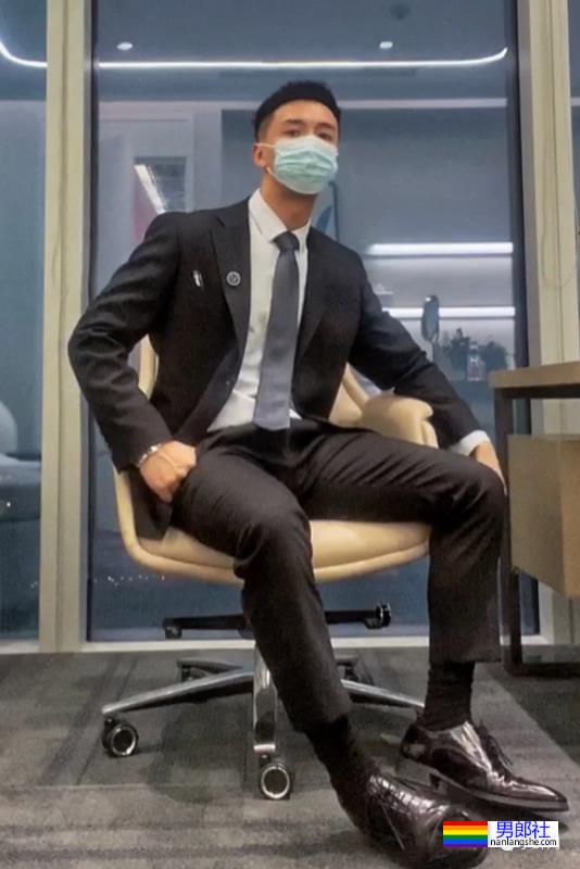 穿正装湿身的重庆帅哥找到了！说他奔4你敢信吗？ - 51虹马