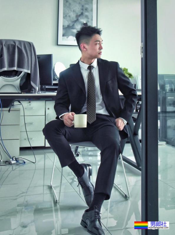 穿正装湿身的重庆帅哥找到了！说他奔4你敢信吗？ - 51虹马