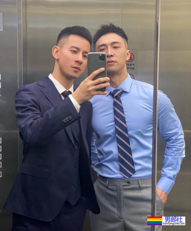 穿正装湿身的重庆帅哥找到了！说他奔4你敢信吗？ - 51虹马