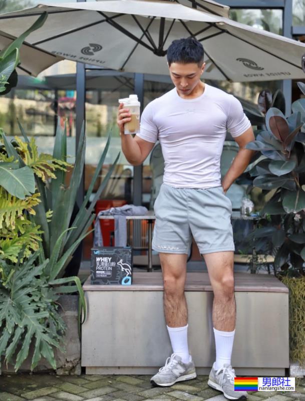 穿正装湿身的重庆帅哥找到了！说他奔4你敢信吗？ - 51虹马