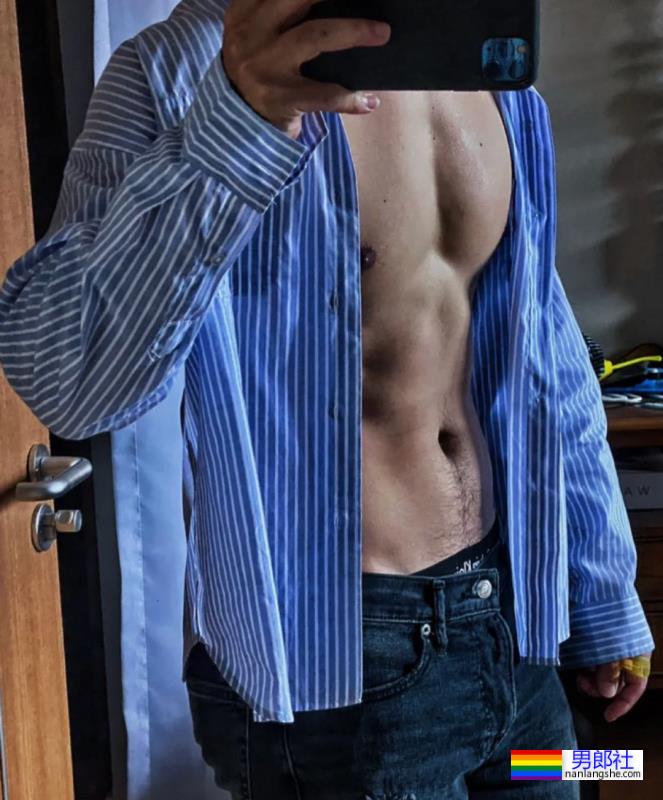 穿正装湿身的重庆帅哥找到了！说他奔4你敢信吗？ - 51虹马