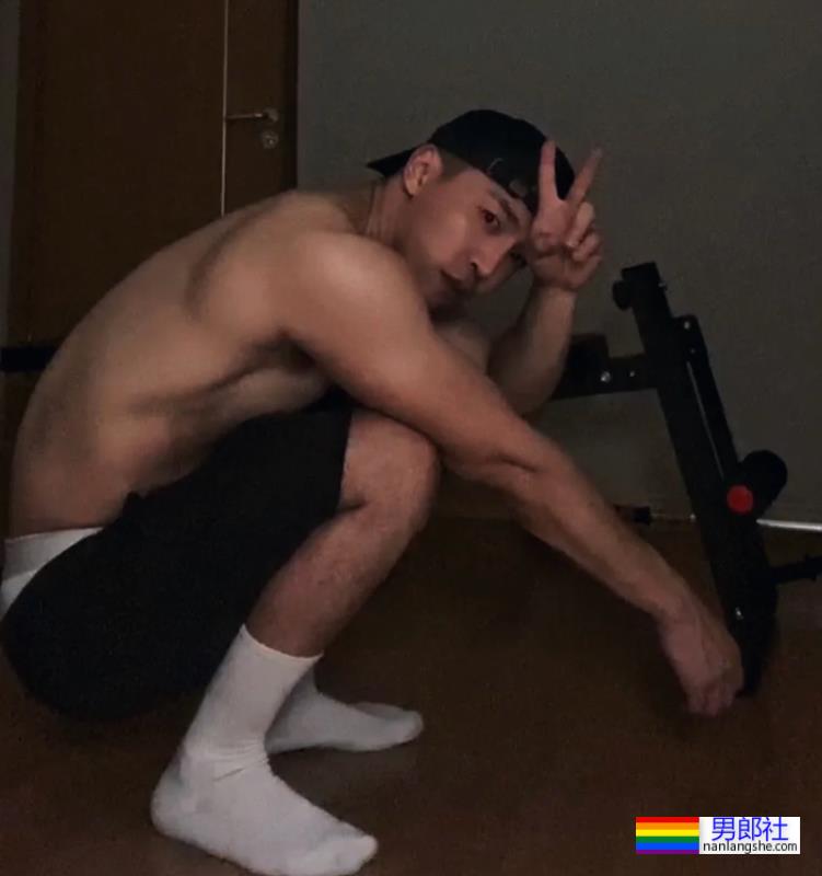 穿正装湿身的重庆帅哥找到了！说他奔4你敢信吗？ - 51虹马