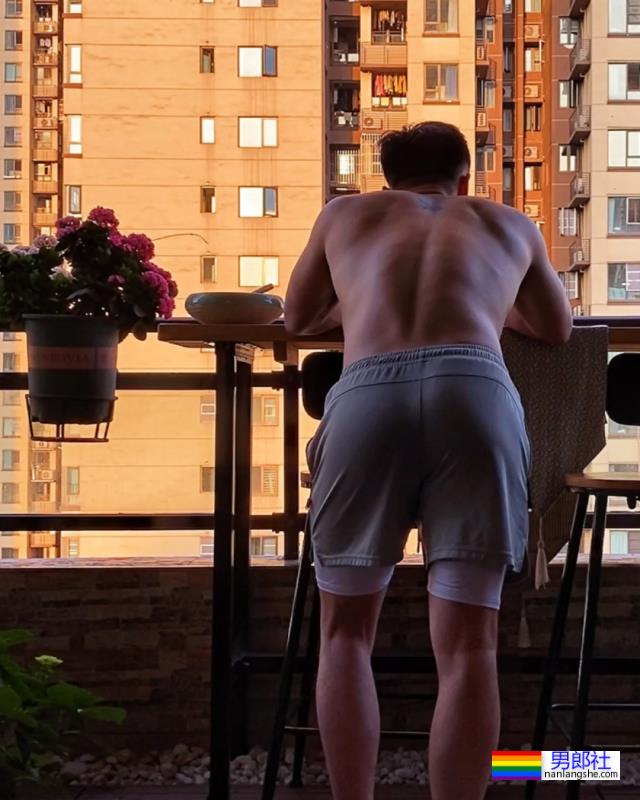 穿正装湿身的重庆帅哥找到了！说他奔4你敢信吗？ - 51虹马