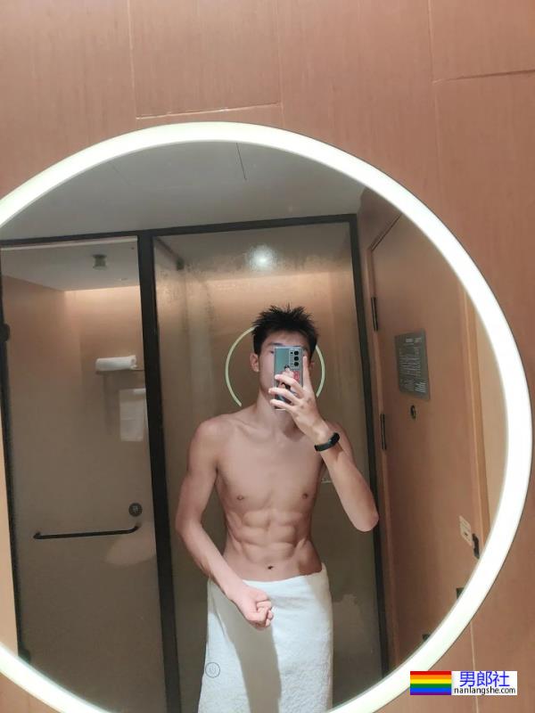 薄肌体育生的身材，太棒了 - 51虹马