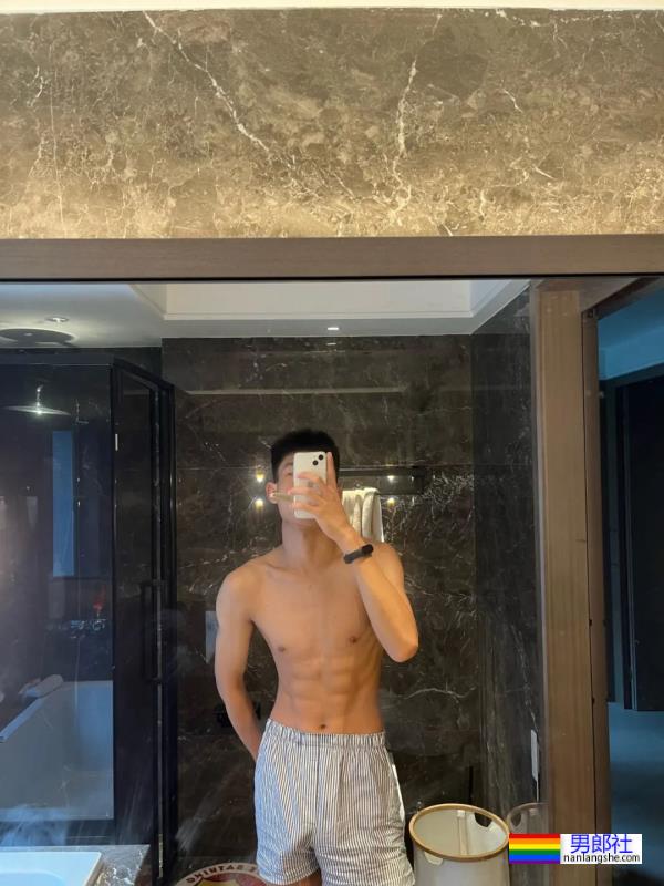 薄肌体育生的身材，太棒了 - 51虹马