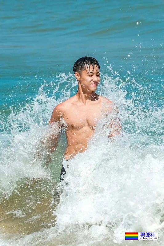 在海边遇到紧身裤小哥哥，这臀形太完美了-51虹马