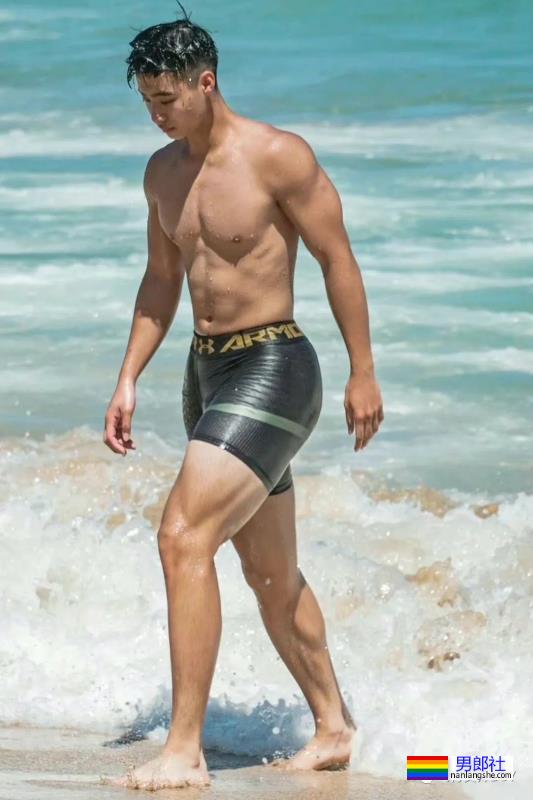 在海边遇到紧身裤小哥哥，这臀形太完美了 - 51虹马