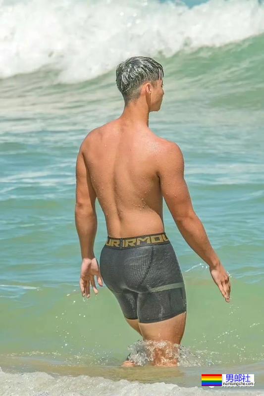 在海边遇到紧身裤小哥哥，这臀形太完美了 - 51虹马