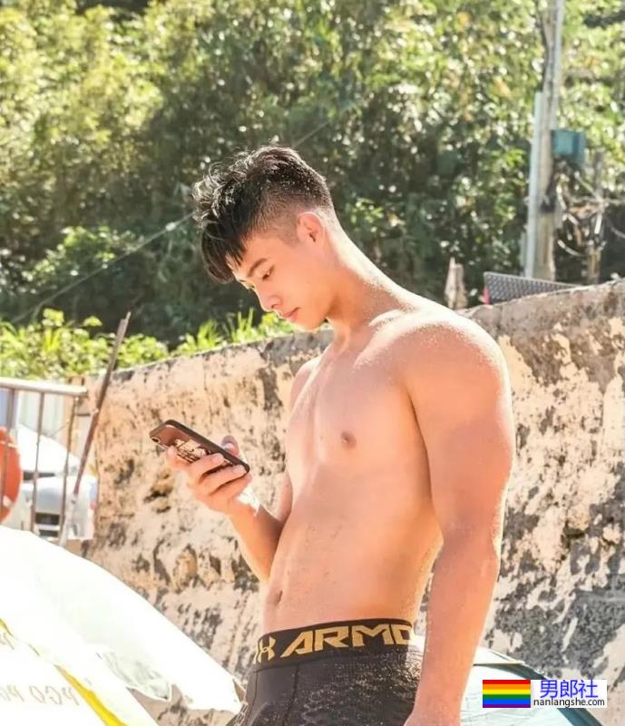 在海边遇到紧身裤小哥哥，这臀形太完美了 - 51虹马