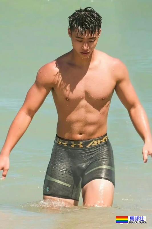 在海边遇到紧身裤小哥哥，这臀形太完美了 - 51虹马