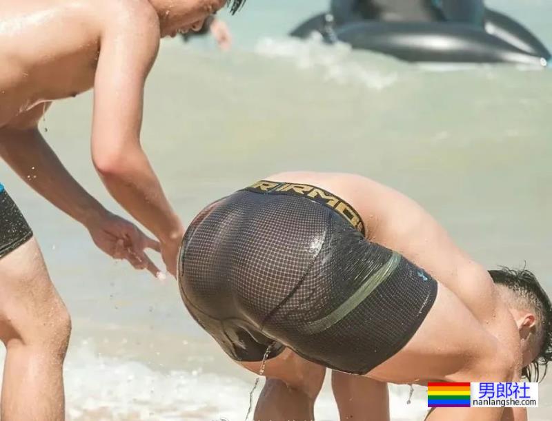 在海边遇到紧身裤小哥哥，这臀形太完美了 - 51虹马