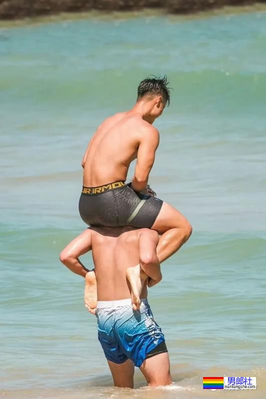 在海边遇到紧身裤小哥哥，这臀形太完美了 - 51虹马