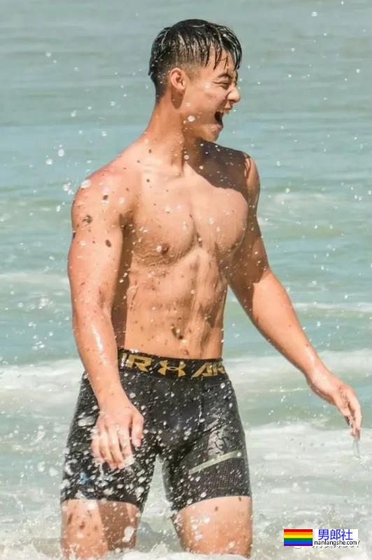 在海边遇到紧身裤小哥哥，这臀形太完美了 - 51虹马