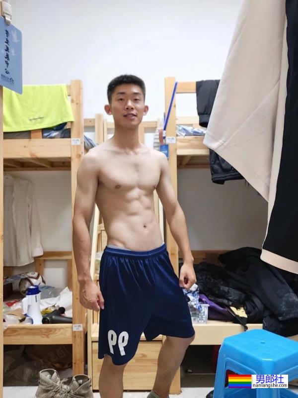 喜欢拉低运动短裤秀人鱼线的小腹肌室友-51虹马