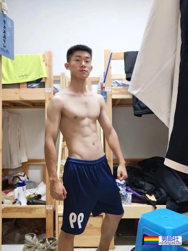 喜欢拉低运动短裤秀人鱼线的小腹肌室友 - 51虹马