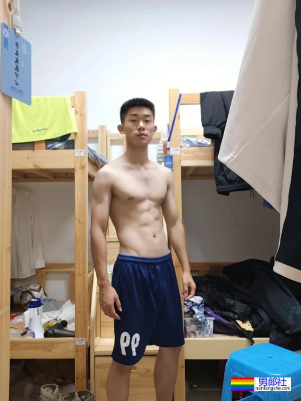 喜欢拉低运动短裤秀人鱼线的小腹肌室友 - 51虹马