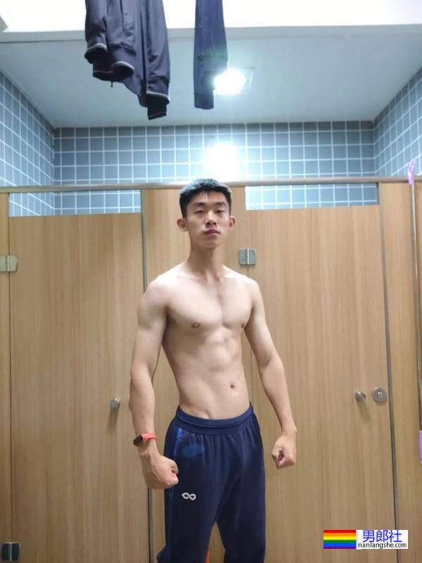 喜欢拉低运动短裤秀人鱼线的小腹肌室友 - 51虹马