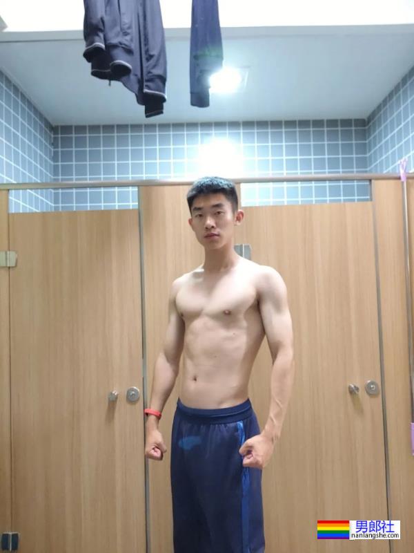 喜欢拉低运动短裤秀人鱼线的小腹肌室友 - 51虹马