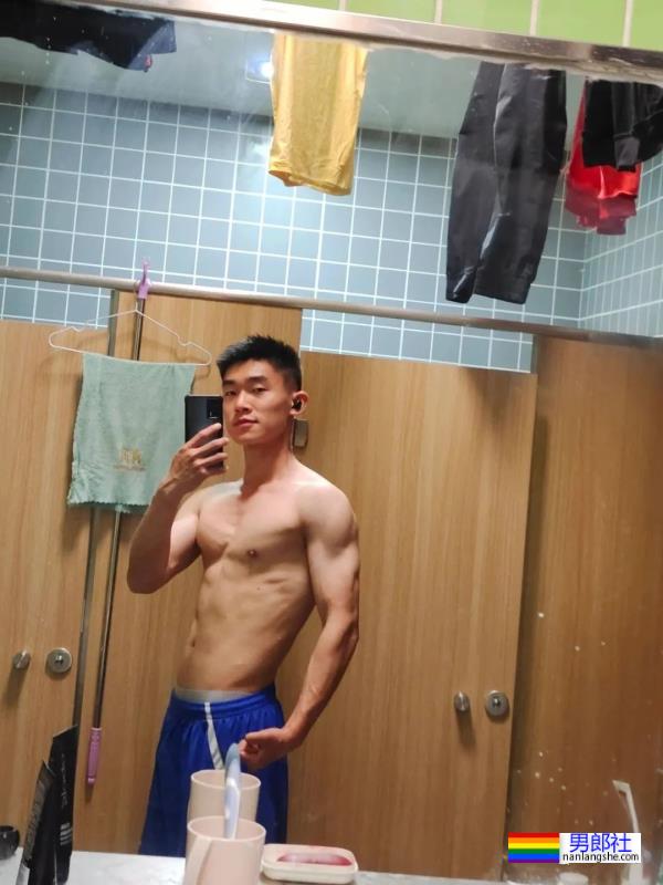 喜欢拉低运动短裤秀人鱼线的小腹肌室友 - 51虹马