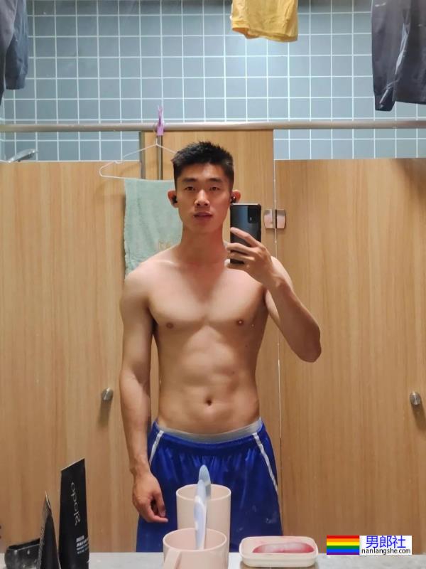 喜欢拉低运动短裤秀人鱼线的小腹肌室友 - 51虹马