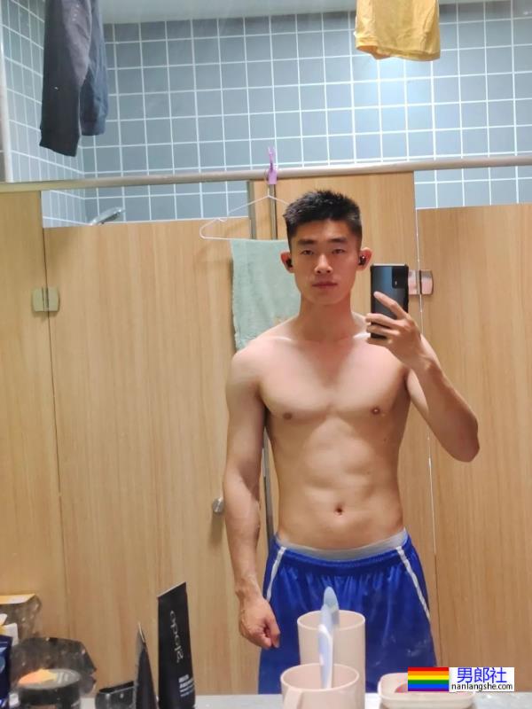 喜欢拉低运动短裤秀人鱼线的小腹肌室友 - 51虹马