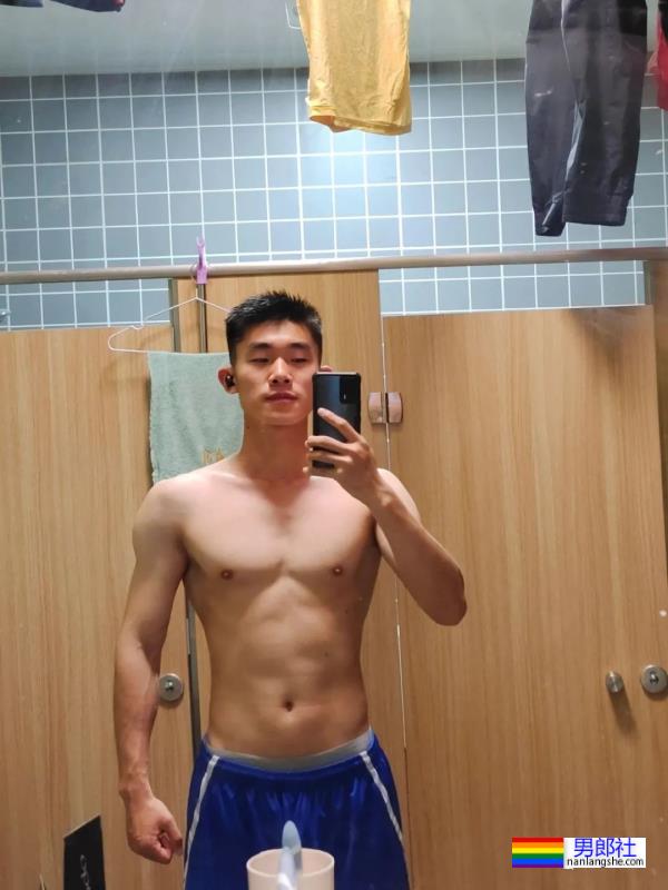 喜欢拉低运动短裤秀人鱼线的小腹肌室友 - 51虹马