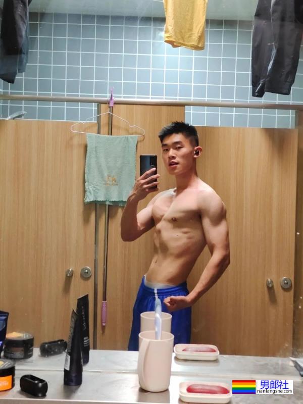 喜欢拉低运动短裤秀人鱼线的小腹肌室友 - 51虹马