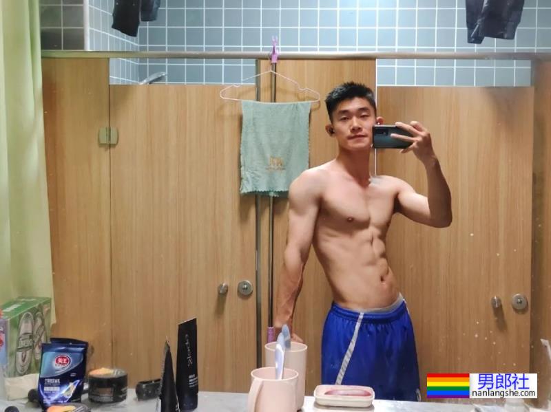 喜欢拉低运动短裤秀人鱼线的小腹肌室友 - 51虹马