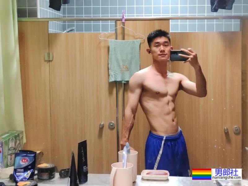 喜欢拉低运动短裤秀人鱼线的小腹肌室友 - 51虹马