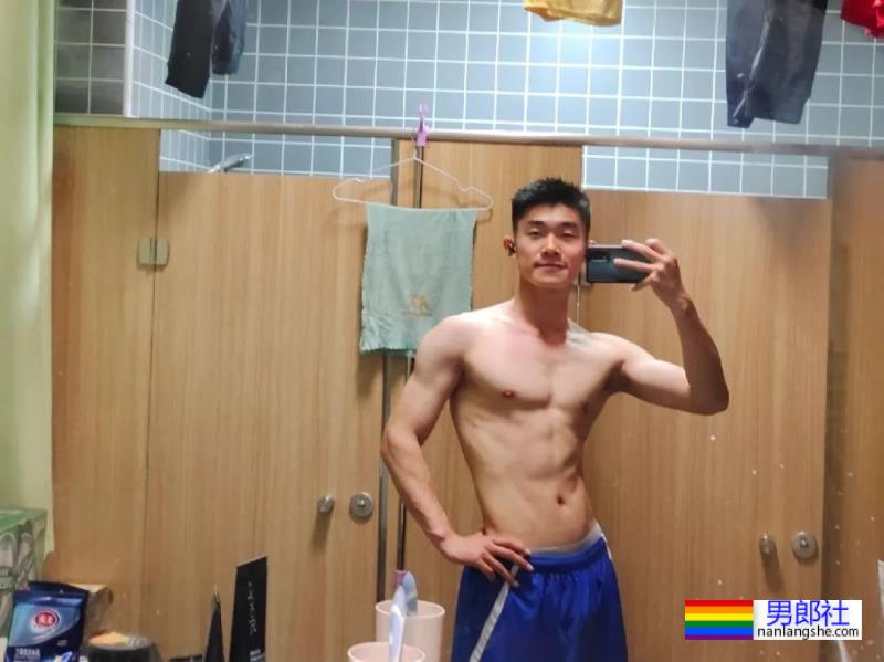 喜欢拉低运动短裤秀人鱼线的小腹肌室友 - 51虹马