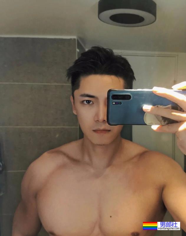 大胸肌的小哥哥，身材太可了 - 51虹马