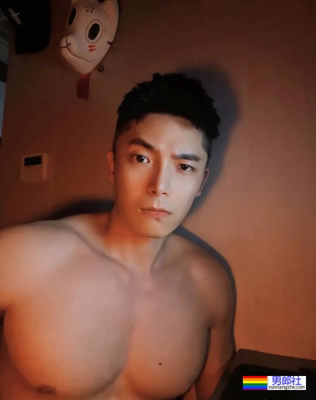 大胸肌的小哥哥，身材太可了 - 51虹马