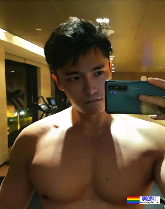 大胸肌的小哥哥，身材太可了 - 51虹马