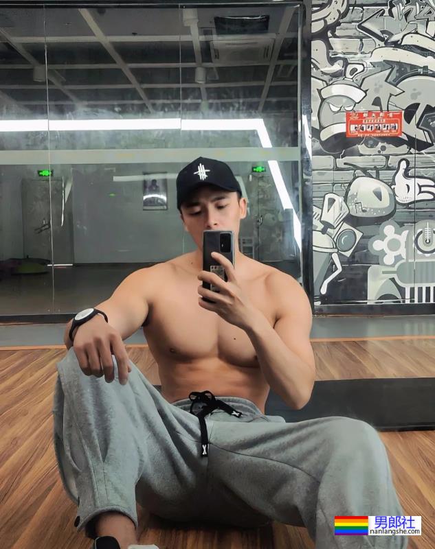 大胸肌的小哥哥，身材太可了 - 51虹马