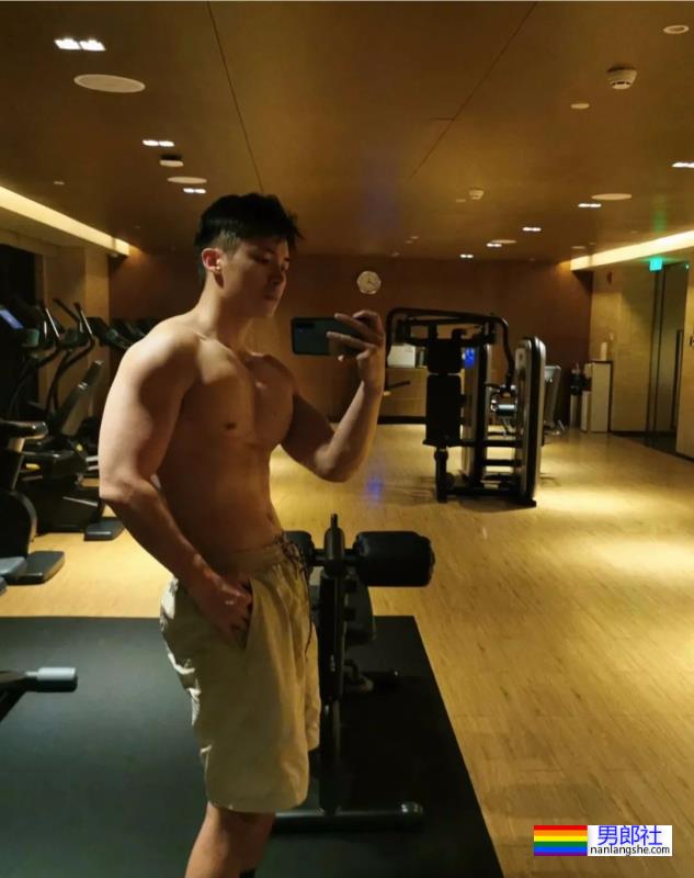 大胸肌的小哥哥，身材太可了 - 51虹马