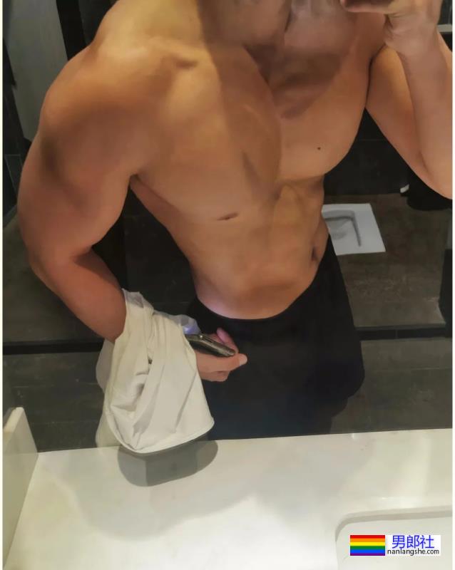 大胸肌的小哥哥，身材太可了 - 51虹马