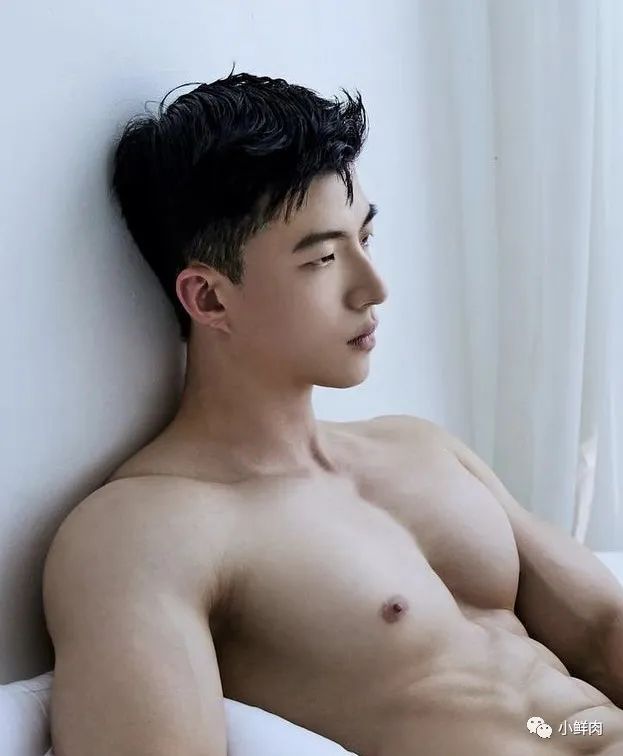 没想到他壮成这样了！童颜巨肌小哥最新写真来了！ - 51虹马