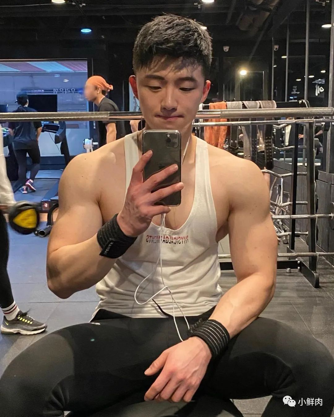 没想到他壮成这样了！童颜巨肌小哥最新写真来了！ - 51虹马