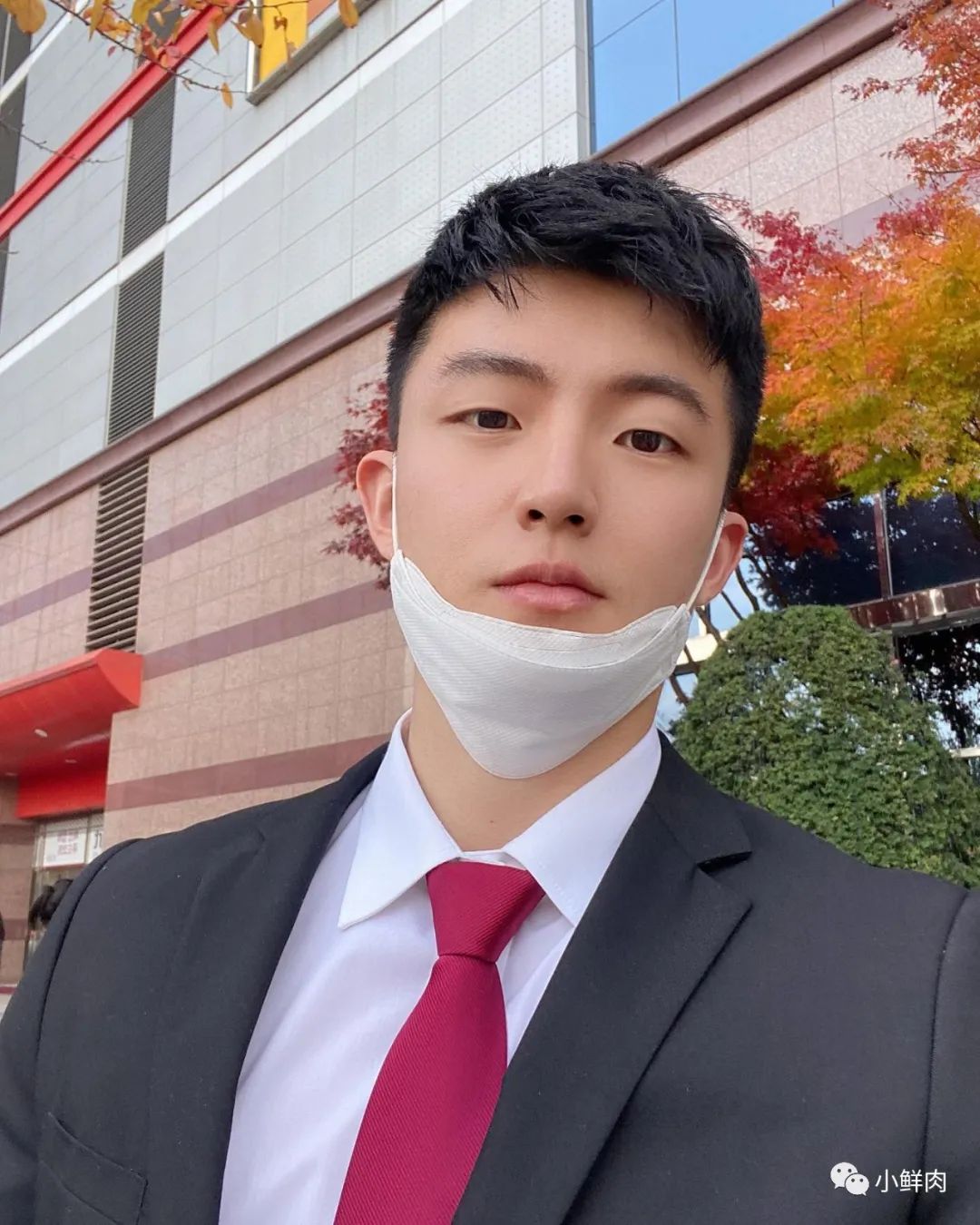 没想到他壮成这样了！童颜巨肌小哥最新写真来了！ - 51虹马