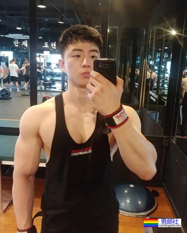 没想到他壮成这样了！童颜巨肌小哥最新写真来了！ - 51虹马