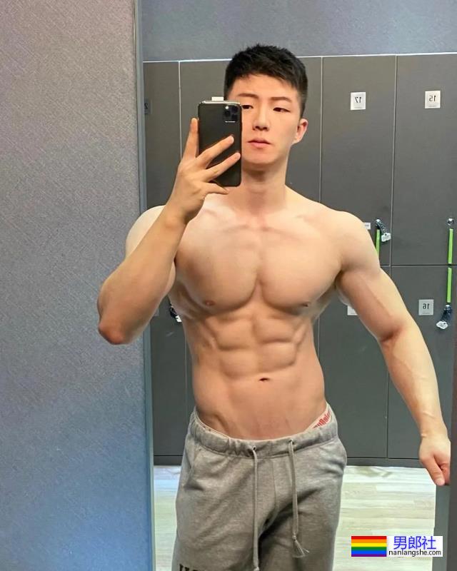 没想到他壮成这样了！童颜巨肌小哥最新写真来了！ - 51虹马