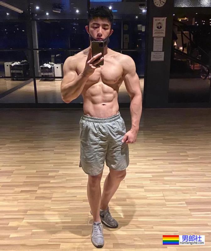 没想到他壮成这样了！童颜巨肌小哥最新写真来了！ - 51虹马