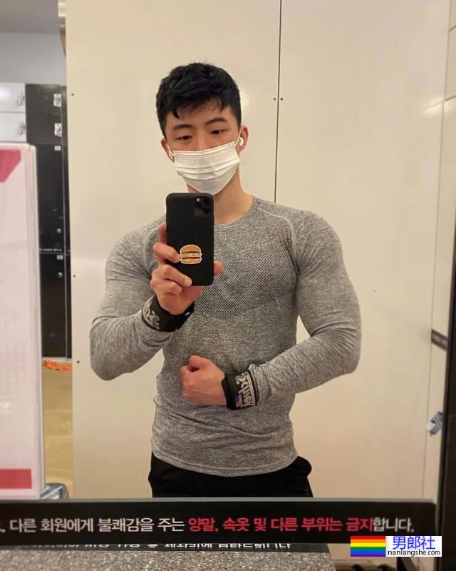 没想到他壮成这样了！童颜巨肌小哥最新写真来了！ - 51虹马