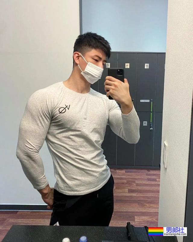 没想到他壮成这样了！童颜巨肌小哥最新写真来了！ - 51虹马