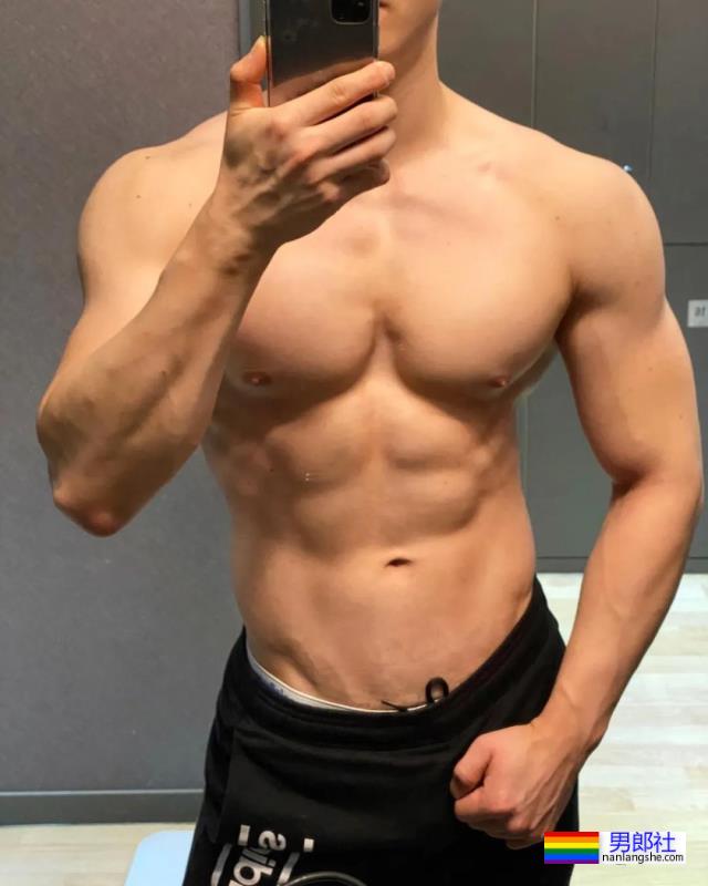 没想到他壮成这样了！童颜巨肌小哥最新写真来了！ - 51虹马