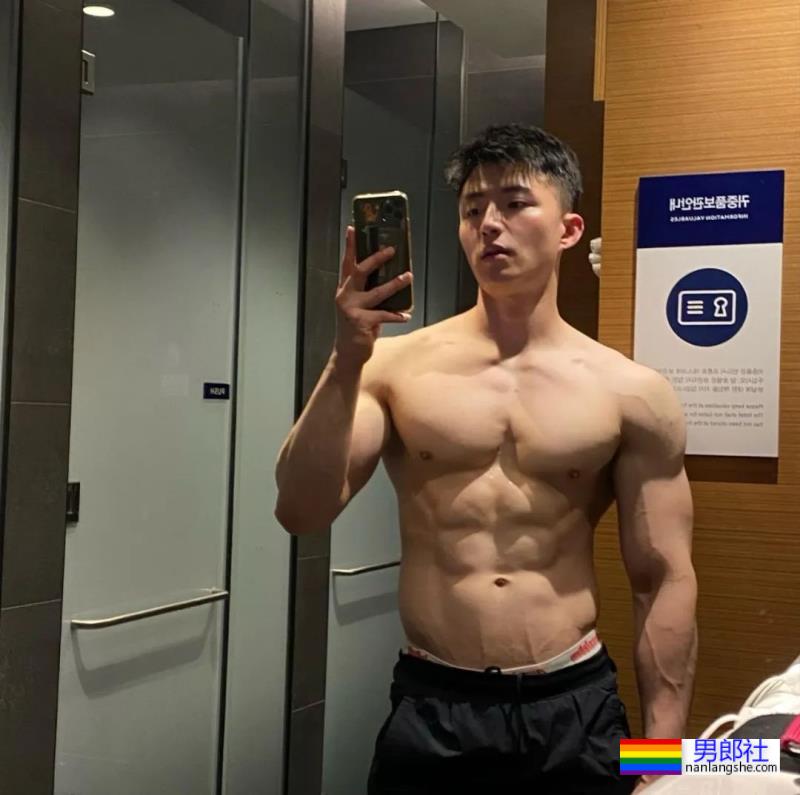 没想到他壮成这样了！童颜巨肌小哥最新写真来了！ - 51虹马