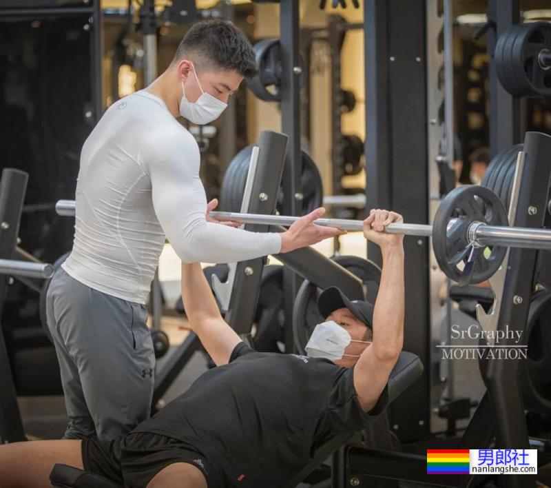 没想到他壮成这样了！童颜巨肌小哥最新写真来了！ - 51虹马